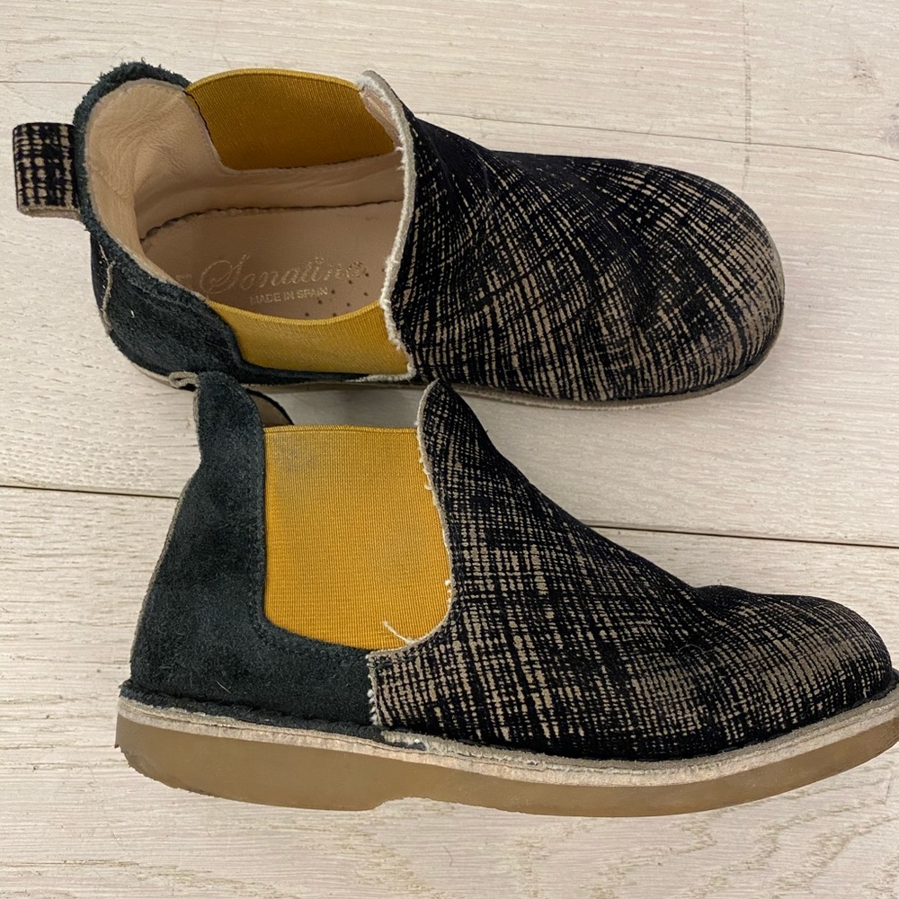 Sonatina booties in size 31.